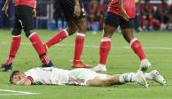Hirving Lozano, tendido en el terreno de juego tras su fuerte lesión en el debut de México en la Copa Oro.