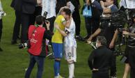 Lionel Messi y Neymar se abrazan al terminar la Final de la Copa América