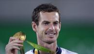 El tenista británico Andy Murray posa con la medalla de oro que ganó en los Juegos Olímpicos de Río 2016.