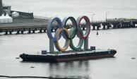 Los aros olímpicos sobre una barcaza en el distrito de Odaiba, en Tokio, sede de los Juegos Olímpicos.