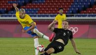 Richarlison tira a gol ante la barrida de Amos Pieper en el debut de Brasil y Alemania en el futbol varonil en los Juegos Olímpicos 2021.