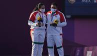 Alejandra Valencia y Luis Álvarez, tras recibir la medalla de bronce en los Juegos Olímpicos de Tokio 2021.
