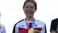 La austriaca Anna Kiesenhofer luce su histórico oro en ciclismo de ruta en Tokio 2020.