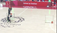 Momento previo a que el robot basquetbolista lanzara un tiro en el medio tiempo del Estados Unidos vs Francia en los Juegos Olímpicos de Tokio 2020.