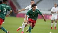 Diego Lainez conduce el balón durante el juego entre México y Francia en Tokio 2020 el pasado 22 de julio.