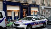 Policía de París arriba a la joyería Chaumet para investigar el asalto.
