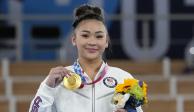 Sunissa Lee posa con la medalla de oro que conquistó en el all around e gimnasia artística en Tokio 2020.