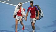 Novak Djokovic y Nina Stojanovic después de perder las semifinales de dobles mixtos de tenis en Tokio 2020.