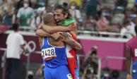 Mutaz Essa Barshim y Gianmarco Tamberi se funden en un abrazo tras ganar el oro en salto de altura en Tokio 2020.