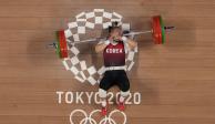 Suhyeon Kim momentos después de caerse tras no soportar el peso en la final de los 76 kg de halterofilia en Tokio 2020.