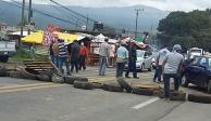Por riña habitantes de Tlalpan cierran la carretera México-Cuernavaca.