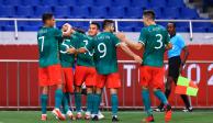 Jugadores de la Selección Mexicana celebran un gol en los Juegos Olímpicos de Tokio 2020