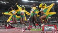 Briana Williams, Elaine Thompson, Shelly-Ann Fraser y Shericka Jackson festejan su oro ganado en la final femenil de relevos 4x100 metros en Tokio 2020.