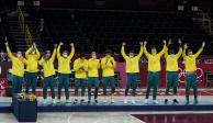 Jugadores de Australia celebran su bronce en basquetbol varonil en Tokio 2020.