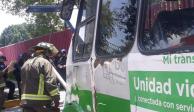 Microbús choca con poste en Coyoacán; reportan 5 personas heridas.