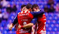 Jugadores de Chivas festejan un gol en el Torneo Grita México Apertura 2021 de la Liga MX.
