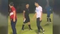 Árbitro saca pistola para que no lo golpeen los aficionados en partido de futbol