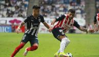Maxi Meza marca a Alexis Vega en el choque entre Monterrey y Chivas en el Estadio BBVA.