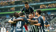Futbolistas del Monterrey festejan un gol en el Torneo Apertura 2021.