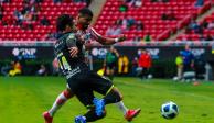 Una acción del duelo entre Chivlas y Necaxa de la Liga MX