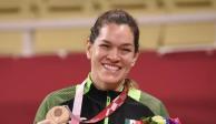 Lenia Ruvalcaba con su bronce obtenido en los Juegos Paralímpicos de Tokio 2020.