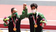Mónica Rodríguez y su guía Kevin Aguilar con la medalla de oro luego de que la atleta se impuso en los 1,500 metros de los Juegos Paralímpicos de Tokio 2020.