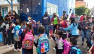 Menores toman distancia para ingresar al plantel "Voceadores de México" en su regreso a clases presenciales.