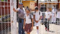 Menores regresan al plantel José Azueta, en Xalapa, Veracruz, ayer.