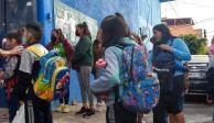 Niños de primaria hacen fila para el regreso a clases en la Ciudad de México, ayer.