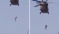 Talibanes toman un helicóptero de Estados Unidos y llevan a una persona en él