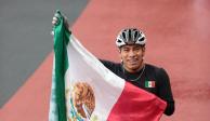 Leonardo Pérez sostiene la bandera de México después de conquistar el bronce en la final de 100 metros en los Juegos Paralímpicos de Tokio.
