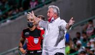 Víctor Manuel Vucetich reacciona molesto por una acción durante un partido de Chivas en el Torneo Grita México Apertura 2021.
