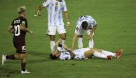 Lionel Messi se duele en el césped durante el partido entre Venezuela y Argentina, después de la dura patada que le dio Adrián Martínez.