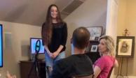 Mujer explica a sus padres que es una bailarina exótica con una presentación de PowerPoint