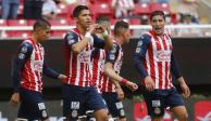 Futbolistas de Chivas festejan un gol en el Torneo Grita México Apertura 2021 de la Liga MX.