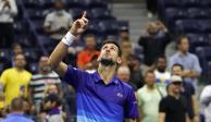 El serbio Novak Djokovic celebra después de derrotar al italiano Matteo Berrettini en los cuartos de final del US Open.