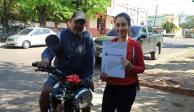 Una joven de Paraguay agradeció los sacrificios que su padrastro tuvo que hacer para costear sus dos licenciaturas, comprándole una moto en su cumpleaños