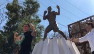 Óscar Valdez posa con la estatua que se hizo en su honor tras vencer a Óscar Valdez en su más reciente pelea de box.