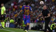Ronald Koeman le devuelve el balón a Sergi Roberto en el juego entre Barcelona y Bayern Múnich el pasado 14 de septiembre.