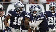 Jugadores de Cowboys celebran un touchdown contra Buccaneers en la Semana 1 de la NFL.