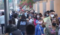 Cientos de jóvenes hacen fila para recibir vacuna contra COVID en Iztapalapa.