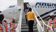 Migrantes haitianos suben a un avión en el aeropuerto de Villahermosa, Tabasco, para regresar a su país.