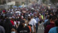 Cientos de personas de Tijuana hacen fila para recibir la vacuna contra COVID-19.