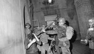 Soldados golpean a un estudiante detenido el 2 de octubre de 1968.