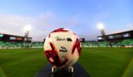 Un balón de la Liga MX previo a un partido del certamen el año pasado.