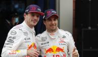 Max Verstappen y Checo Pérez, después de hacer el 2-3 para Red Bull en el Gran Premio de Turquía de F1.
