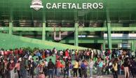 Migrantes que buscan regularizar su estadía en el país realizaron largas filas en las inmediaciones del estadio olímpico de Tapachula.
