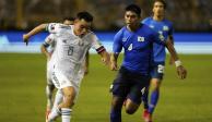 Una acción del duelo entre El Salvador y México, de las Eliminatorias rumbo al Mundial de Qatar 2022