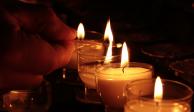 Los migrantes encendieron velas y se hincaron para orar.