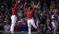 Jugadores de Red Sox celebran una carrera ante los Astros en la Serie de Campeonato de la MLB